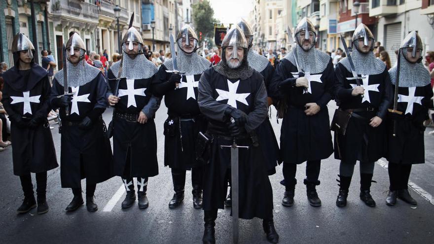 Las comparsas del Marítimo celebran sus desfiles de Moros y Cristianos