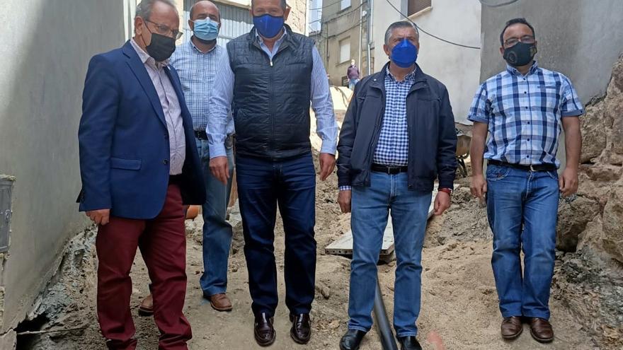 Responsables de la Diputación y el Ayuntamiento de Fermoselle visitan las obras