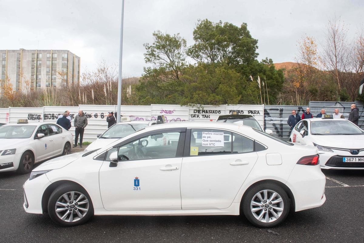 Los taxistas de A Coruña cortan Alfonso Molina y protestan en María Pita contra los VTC