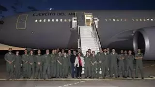 Roses celebra l'arribada de l'Álex a casa, repatriat en un avió militar després de dos mesos de calvari a Tailàndia