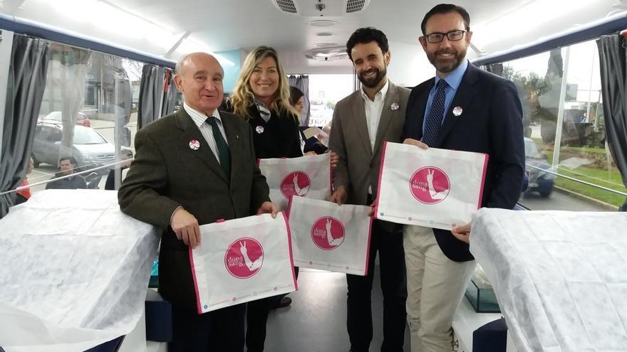 Responsables de Asima y del Banc de Sang, en el autobús de donaciones