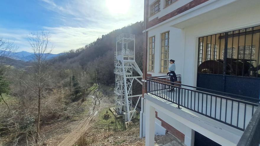 Vista de la explanada del pozo desde el mirador de la sala de máquinas, situada junto al castillete. | D. M.