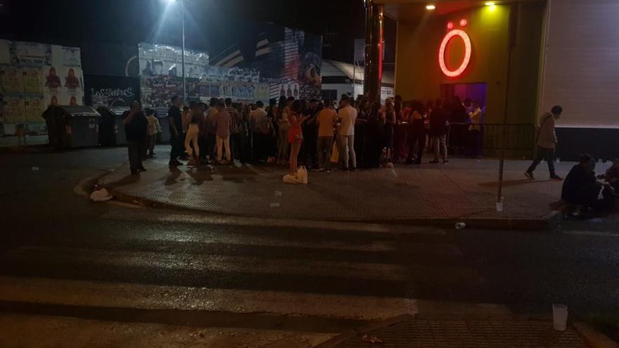 Estudiantes que se quedaron en la puerta de la discoteca sin entrar