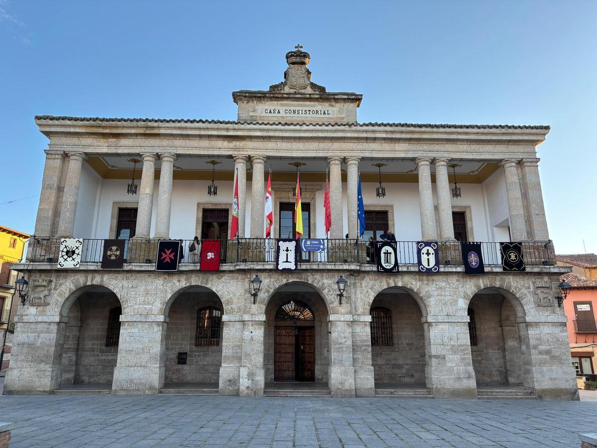 El balcón del Ayuntamiento de Toro luce los reposteros de las cofradías.