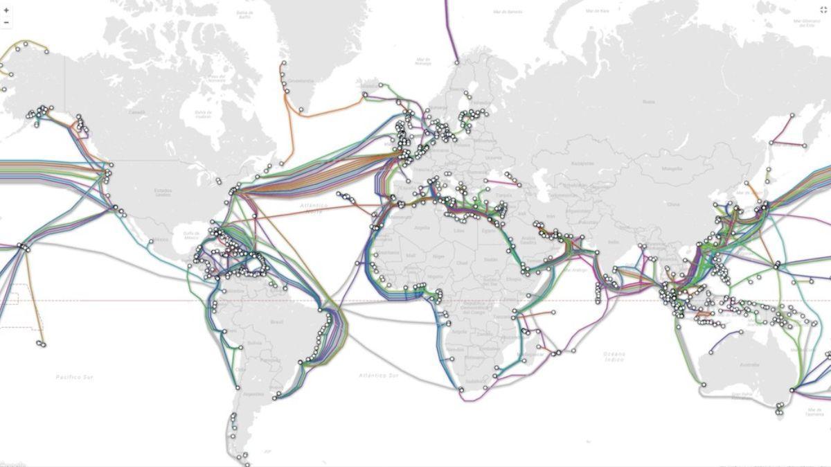 Distribución de la red global de cables submarinos que son la base de Internet.
