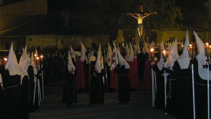 Cofrades procesionan por el Puerto de la Magdalena en el Vía Crucis del Miércoles Santo.