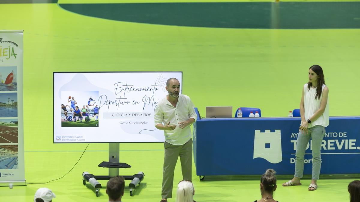 El Palacio de los Deportes de Torrevieja acoge una exposición de objetos icónicos de mujeres mitos del deporte