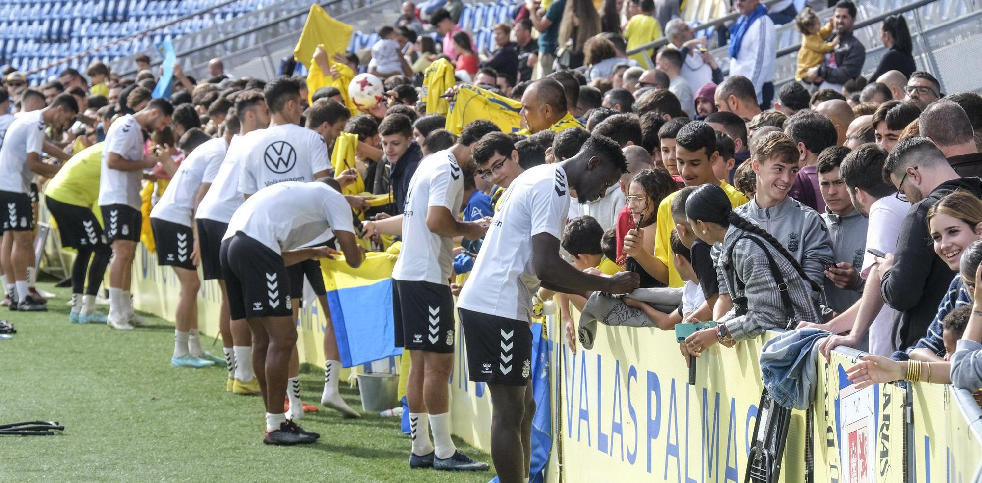 La UD Las Palmas entrena a puerta abierta