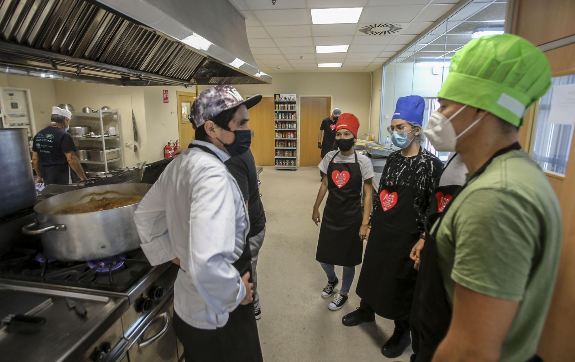 Alicante Gastronómica y la Cámara de Comercio se alían para insertar en el mercado laboral a 30 desempleados y dar de comer a familias sin recursos