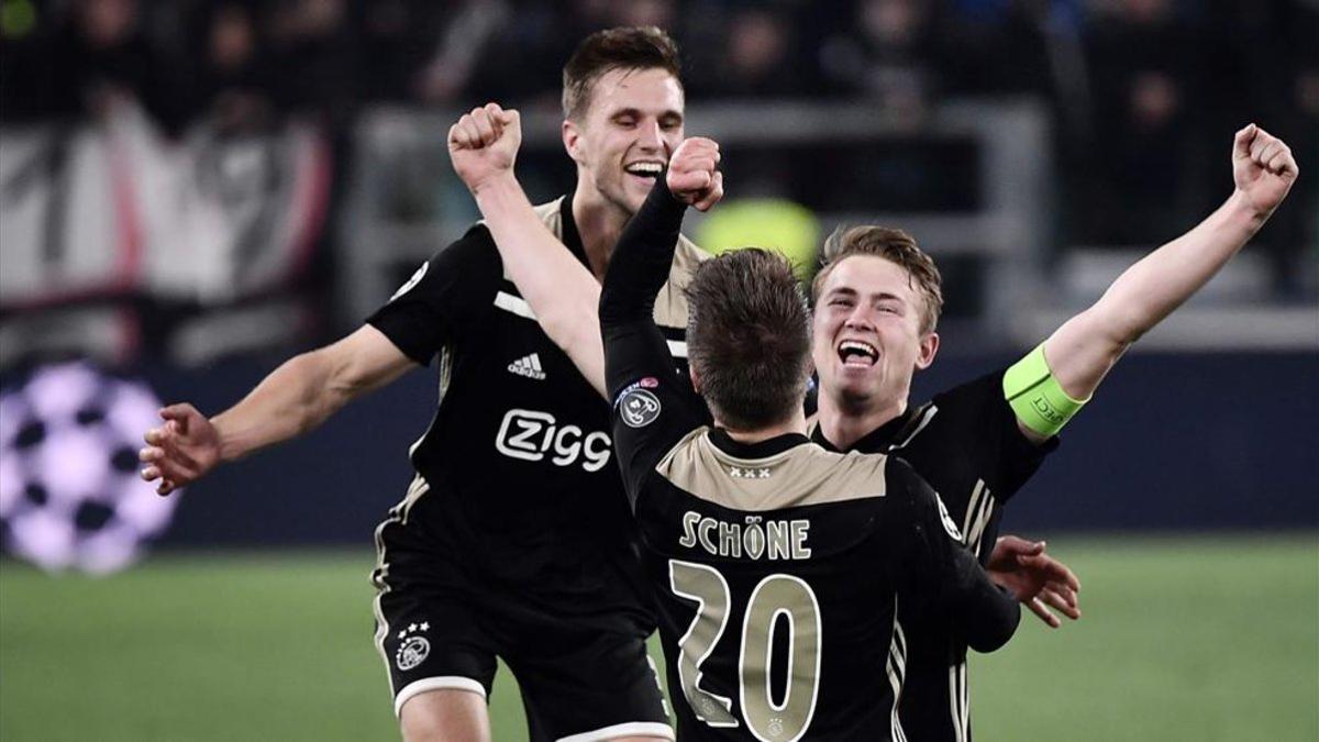 Los jugadores del Ajax celebran su clasificación