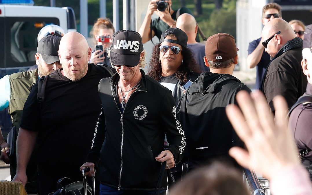 Guns N' Roses llega a Vigo y desata la locura de varios seguidores que les esperaban en Peinador