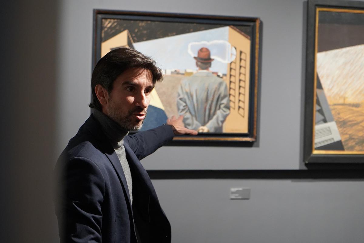 El comisario de la exposición, Pablo Camarasa, muestra una de las obras.