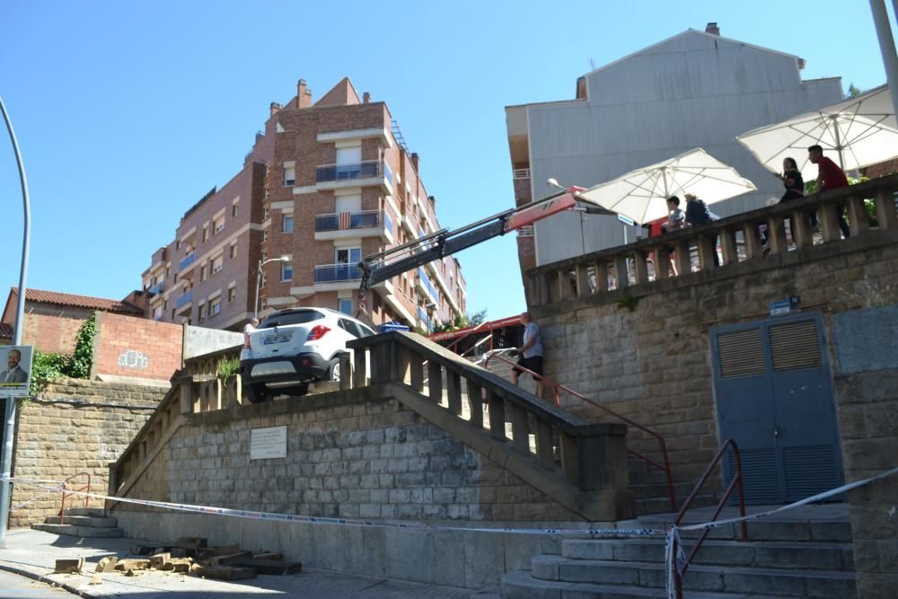 Un cotxe cau per les escales de la plaça Onze de Setembre