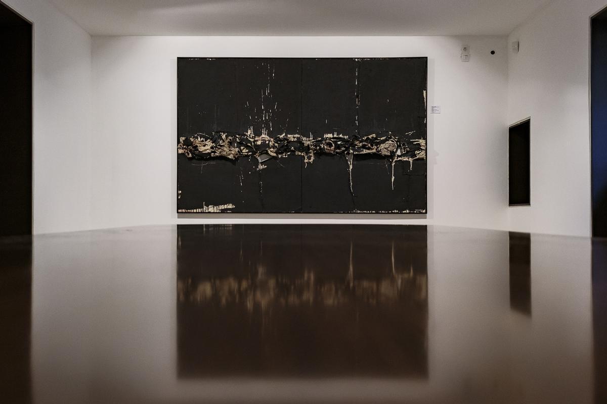 Cuadro 97. Técnica mixta y óleo sobre arpillera (1960), de Manolo Millares, colección IVAM, que se exhibe en el Castillo de la Luz.