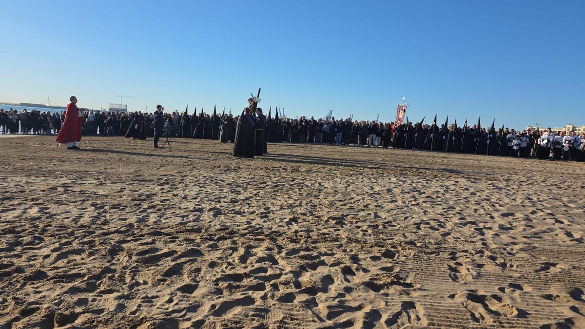 Los cristos del Cabanyal, en la playa con las primeras luces del día de este Viernes Santo.