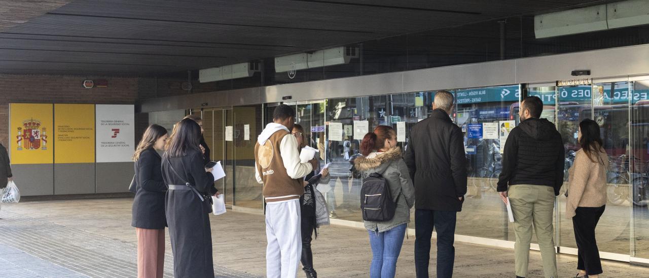 Colas en la Tesorería General de la Seguridad Social.