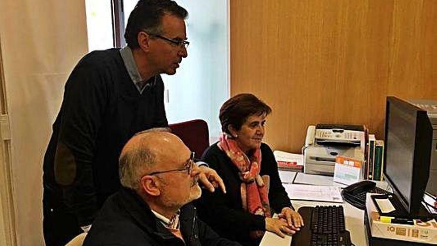 Diputados del PSOE registrando ayer la documentación.