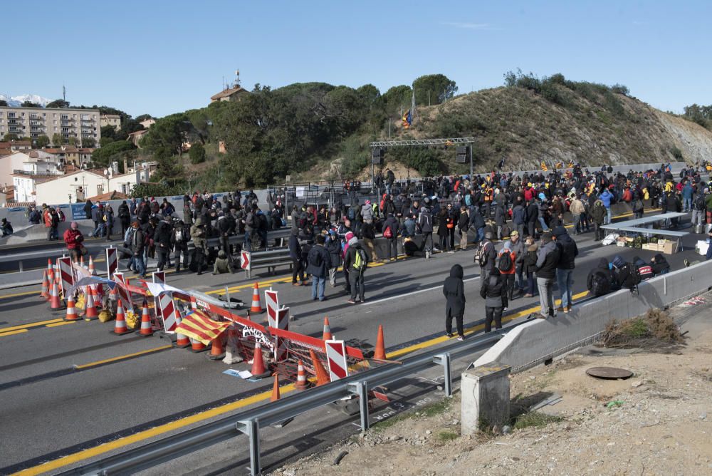 Una acció del Tsunami Democràtic talla l'AP-7 a la Jonquera