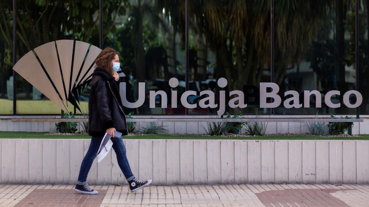 Unicaja excluye del ERE a los empleados de entre 50 y 56 años.