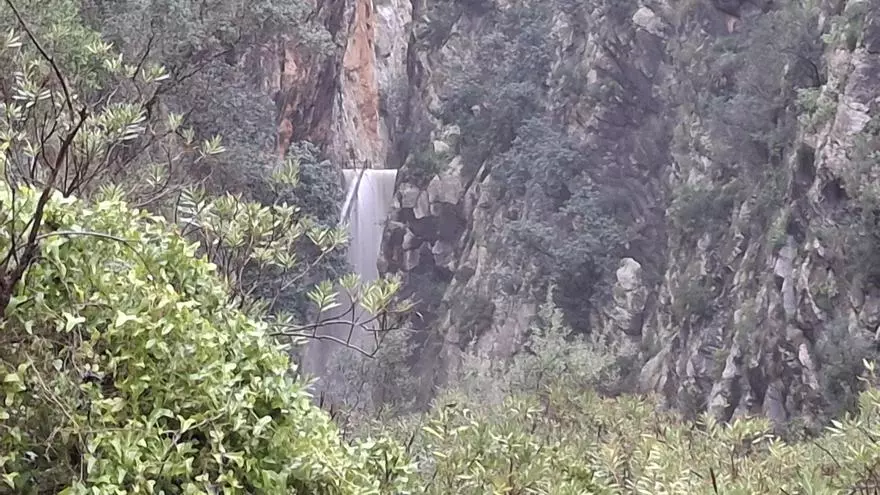 La presa d'Isbert, desbordada y convertida en catarata