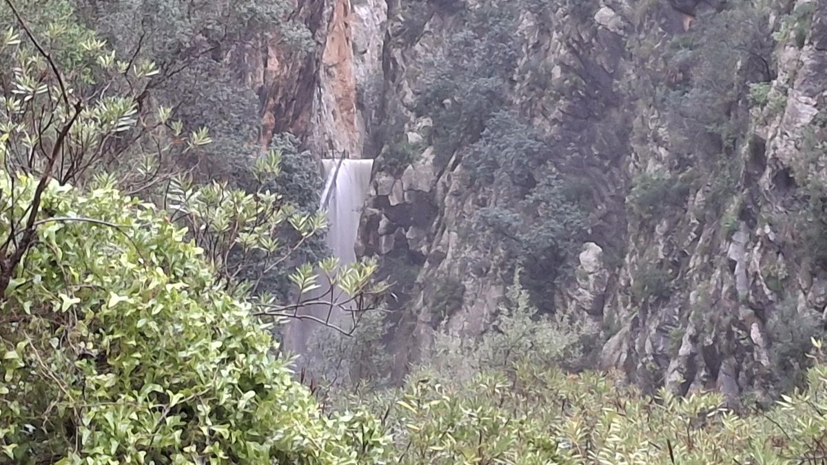 La presa d'Isbert, desbordada y convertida en catarata