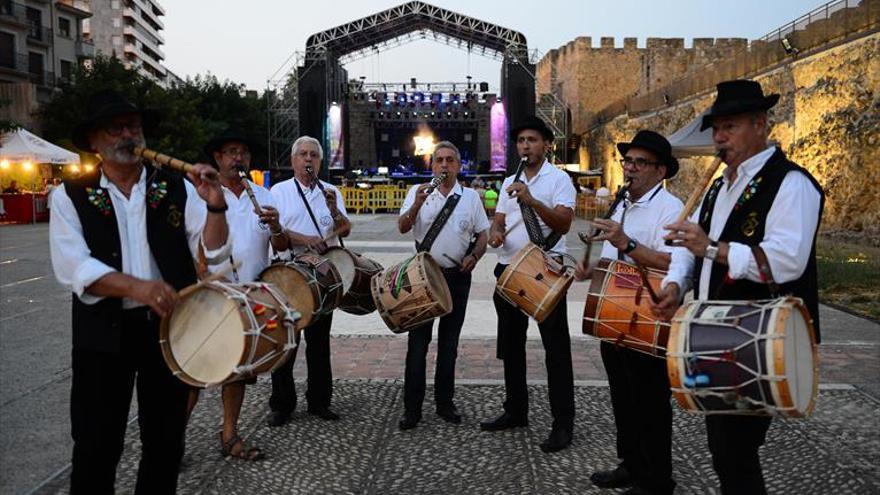 Música de la tierra, circense y del espacio como colofón final del Festival Folk