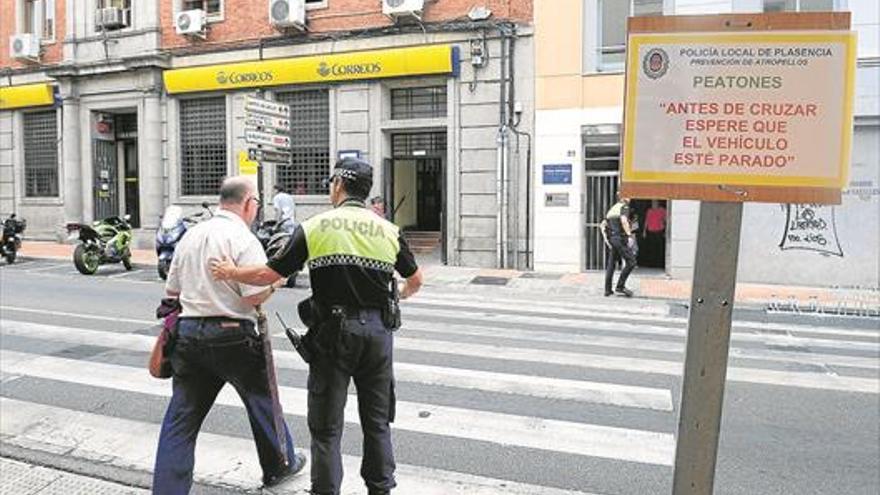 La policía de Plasencia enseña a cruzar los pasos de cebra para evitar los atropellos