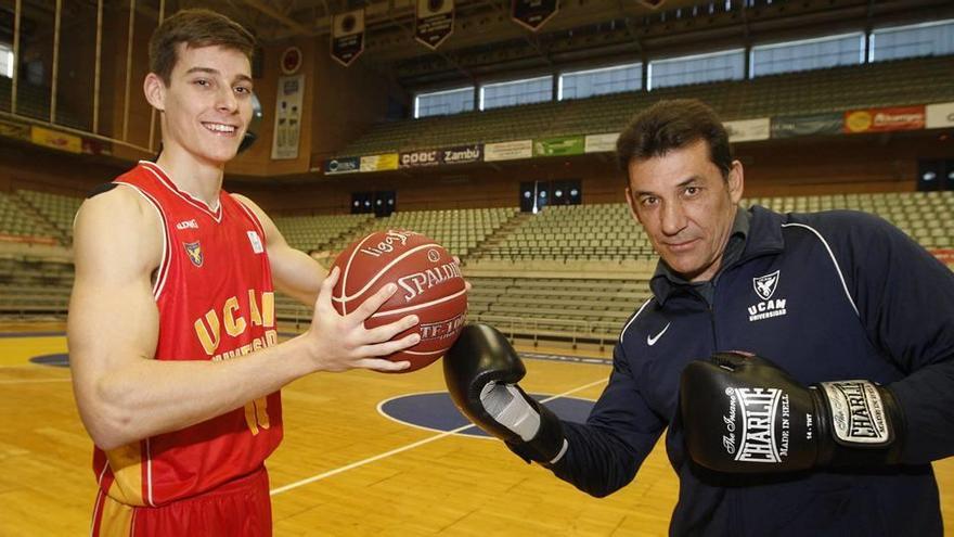 José Ortega Chumilla, que se ha vuelto a poner los guantes, y su hijo Chumi, jugador del UCAM CB Murcia de EBA, posan para LA OPINIÓN en el Palacio de los Deportes.