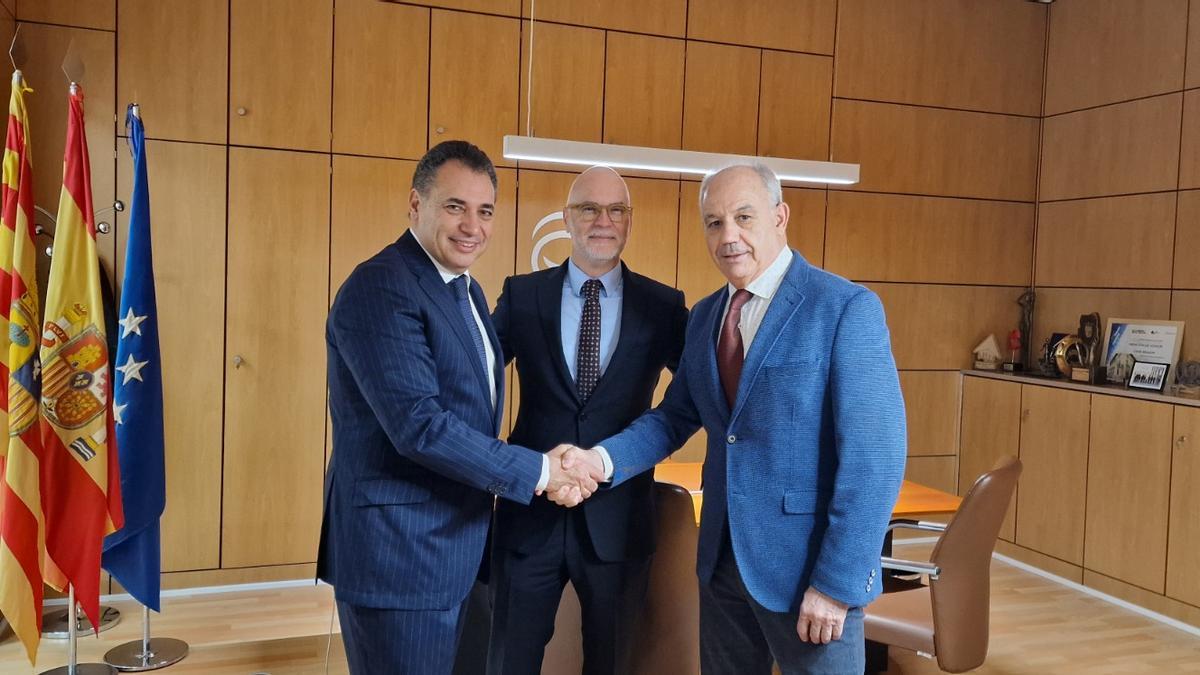 Benito Tesier dándose la mano con Miguel Marzo