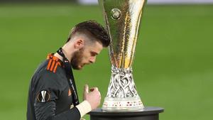 De Gea pasa al lado del trofeo de la Europa League. 