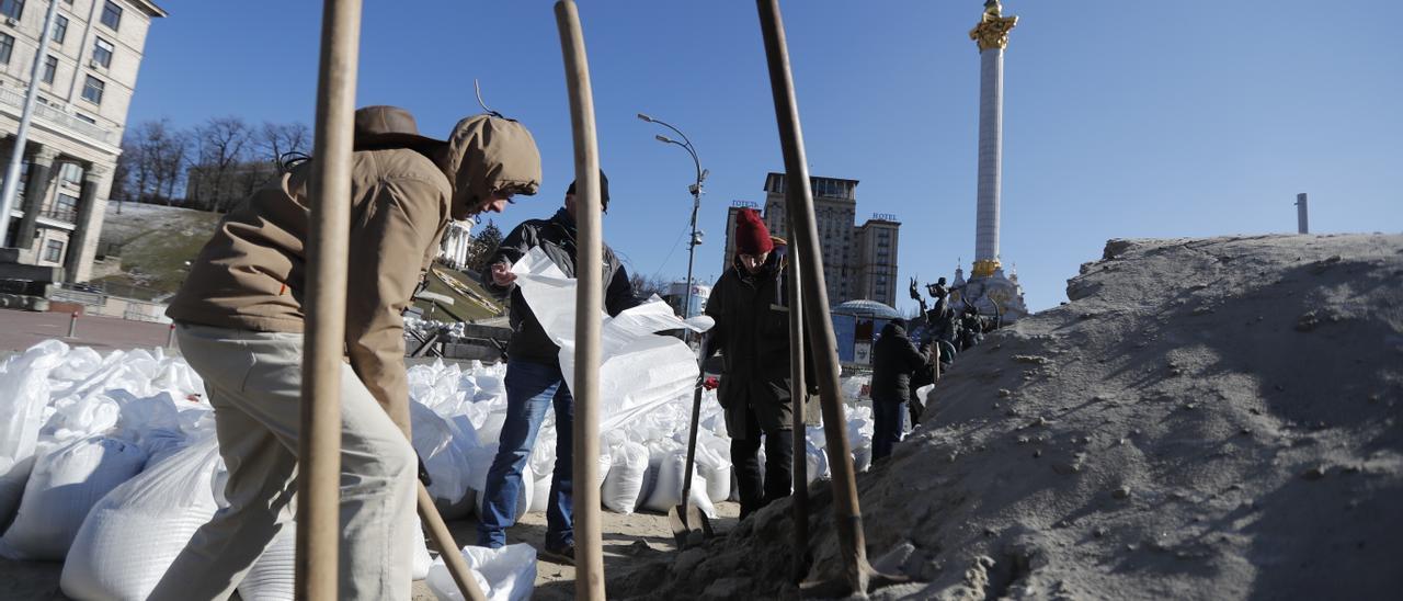 La población civil de Kiev prepara barreras con sacos de arena para detener el avance del ejército ruso.