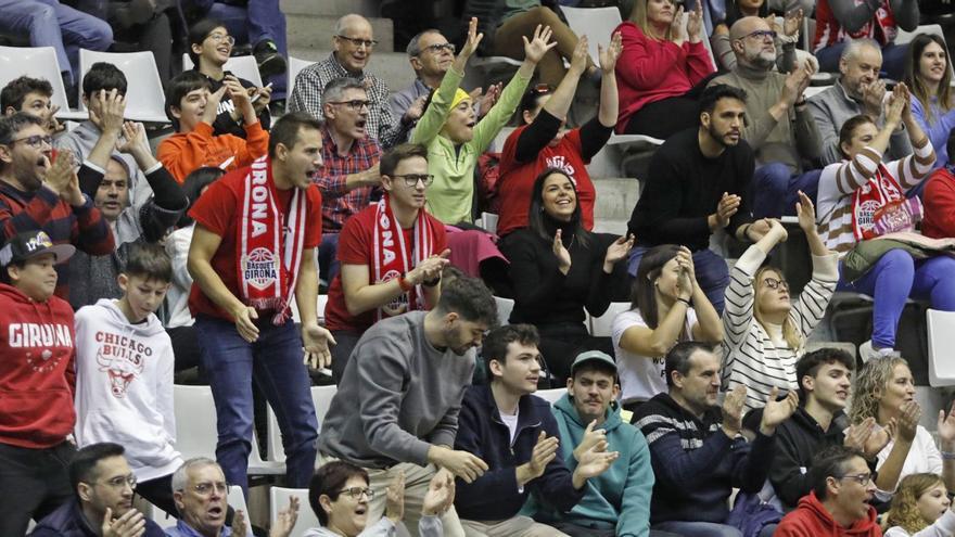 Aficionats del Bàsquet Girona donen suport a l’equip en el partit contra el Saragossa