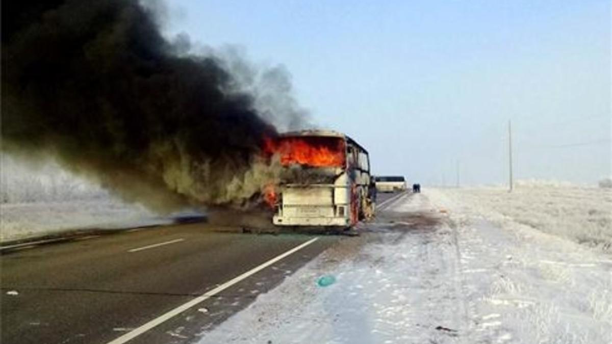 Una columna de humo se eleva desde un autobús en llamas en una carretera entre Samara y Shymkent