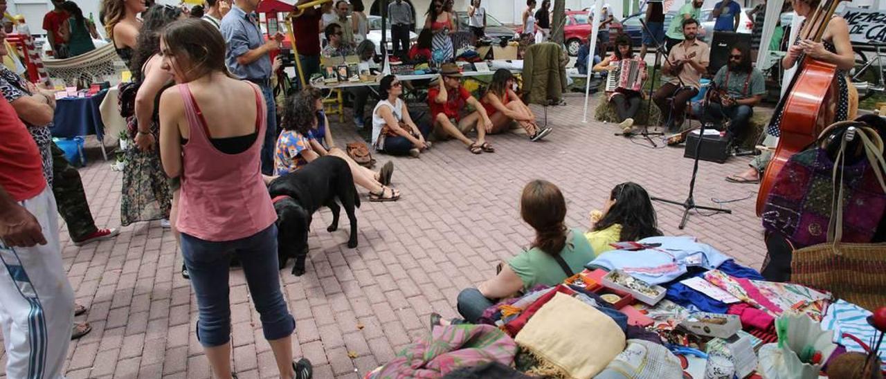 Participantes en el mercadillo popular celebrado hace unos años en el parque de Jardín de Cantos.