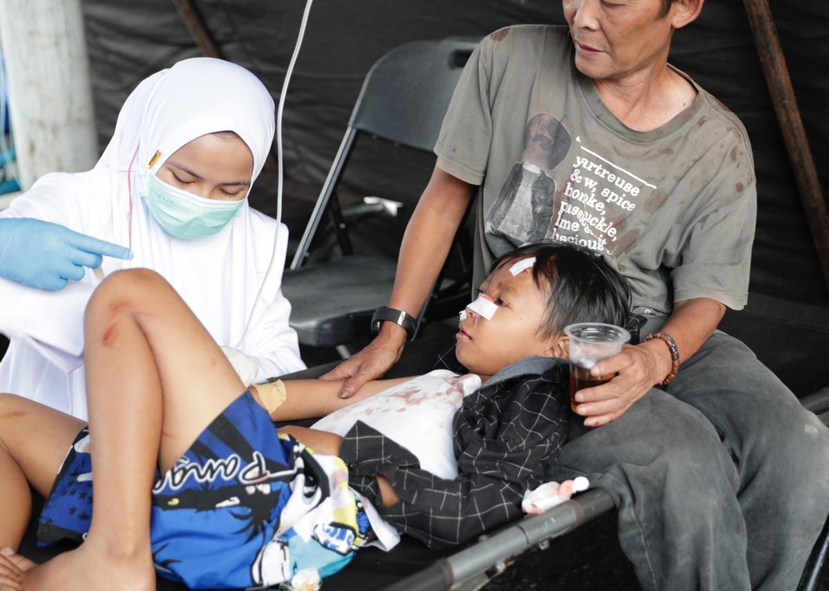 Cianjur (Indonesia), 21/11/2022.- A health worker help a young boy who was injured in the earthquake, at a hospital in Cianjur, West Java, Indonesia, 21 November 2022. According to Indonesia’s meteorology agency (BMGK) a 5.6 magnitude quake hit southwest of Cianjur, West Java. (Terremoto/sismo) EFE/EPA/ADI WEDA