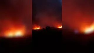 VÍDEO | El incendio de Puercas en la Sierra de la Culebra avanza de noche