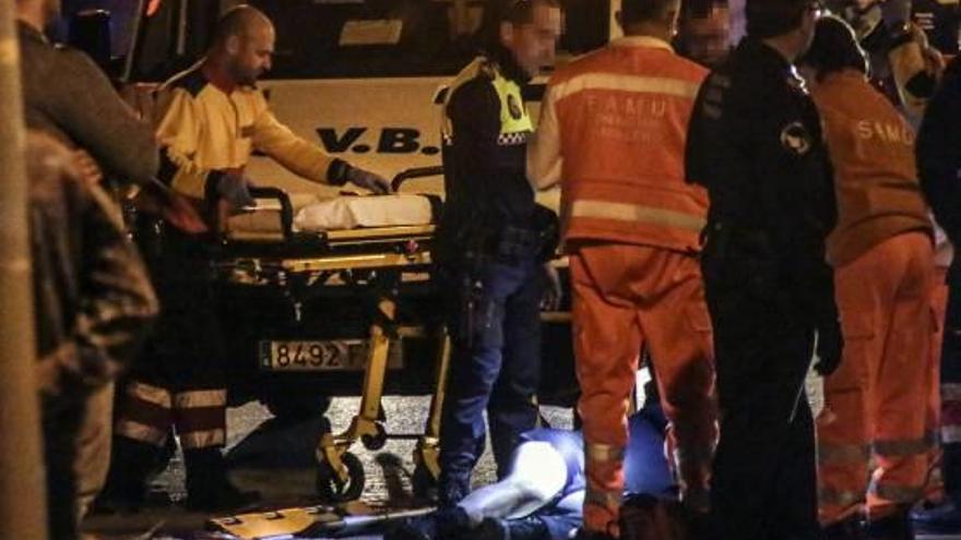 Un Policía Nacional acaba en el hospital con una pierna rota al mediar en una reyerta
