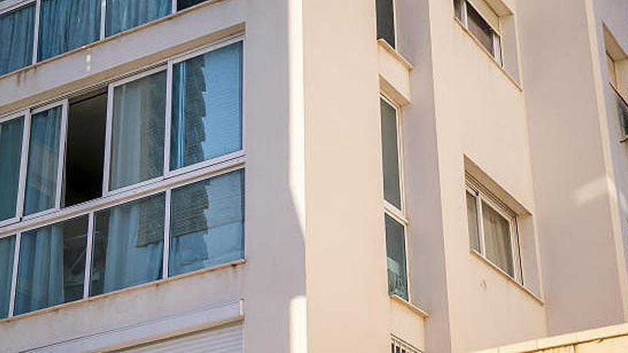 Edificio donde está la vivienda de la que fue rescatado el menor.