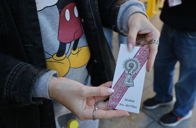 Colas para conseguir la nueva cinta de la medida de la Virgen del Pilar