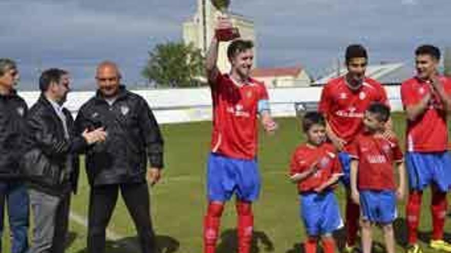 El Benavente recibe su trofeo de campeón