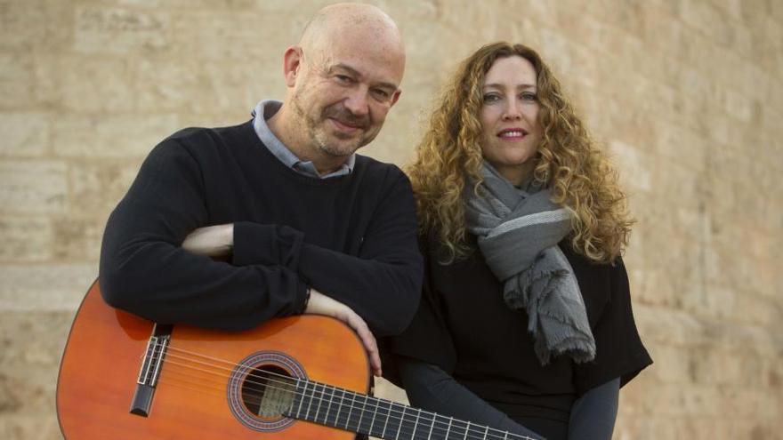 Los músicos Nacho Mañó y Gisela Renes, ayer, en la sede de la SGAE de Valencia.