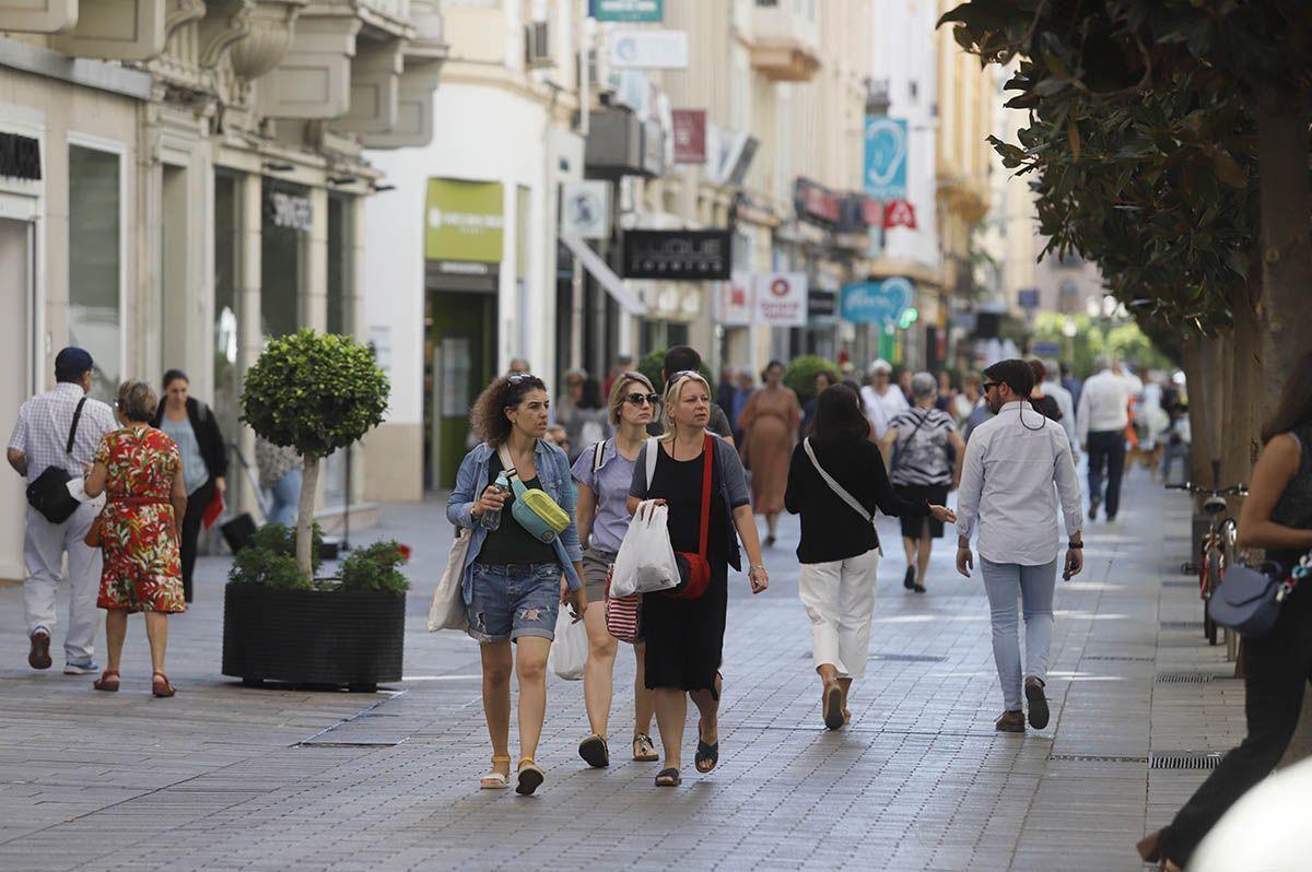 Mujeres paseando por Cruz Conde.