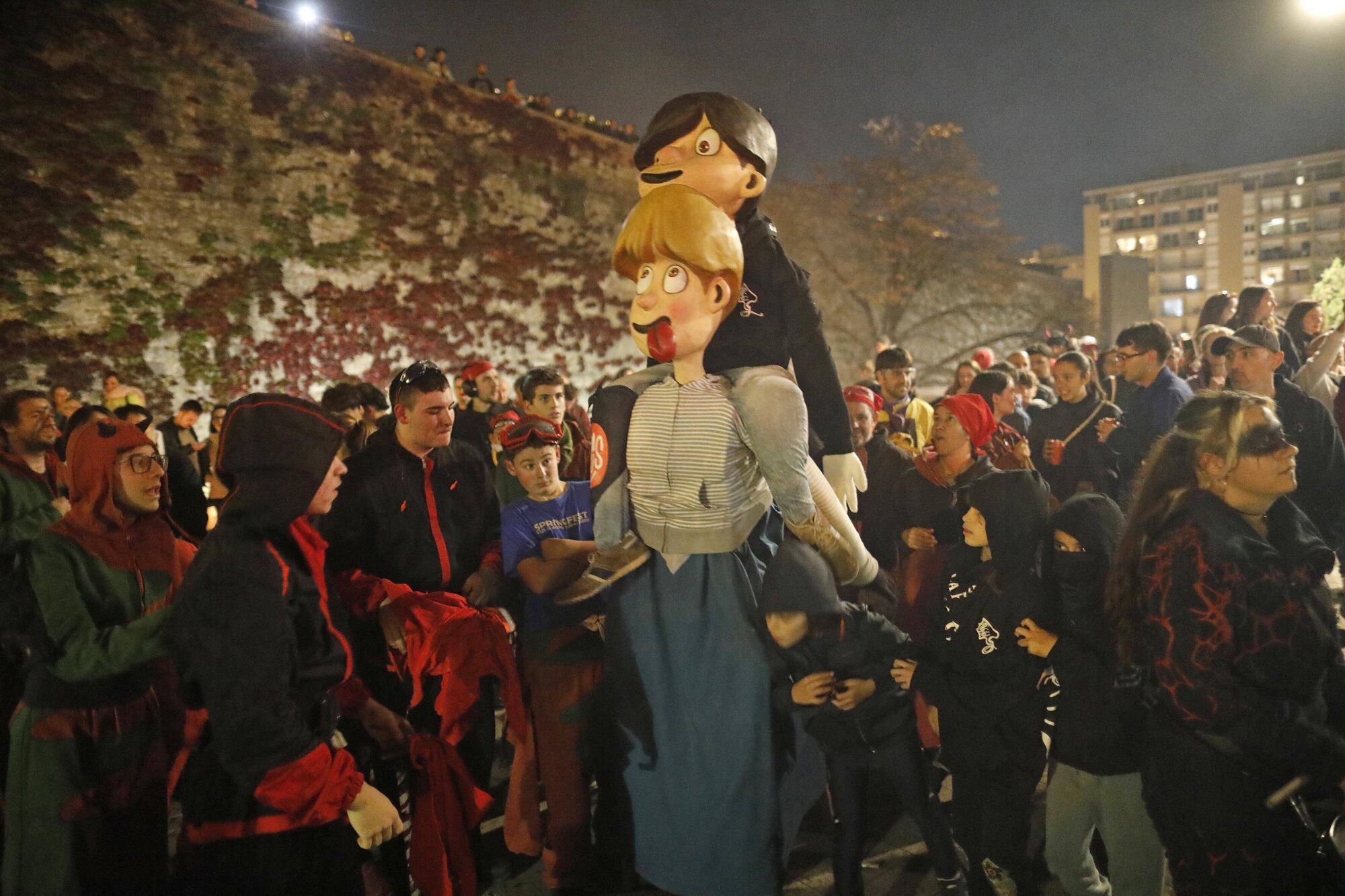 Girona. Plaça de Jacint Verdaguer. Cercavila La negra nit 2025.