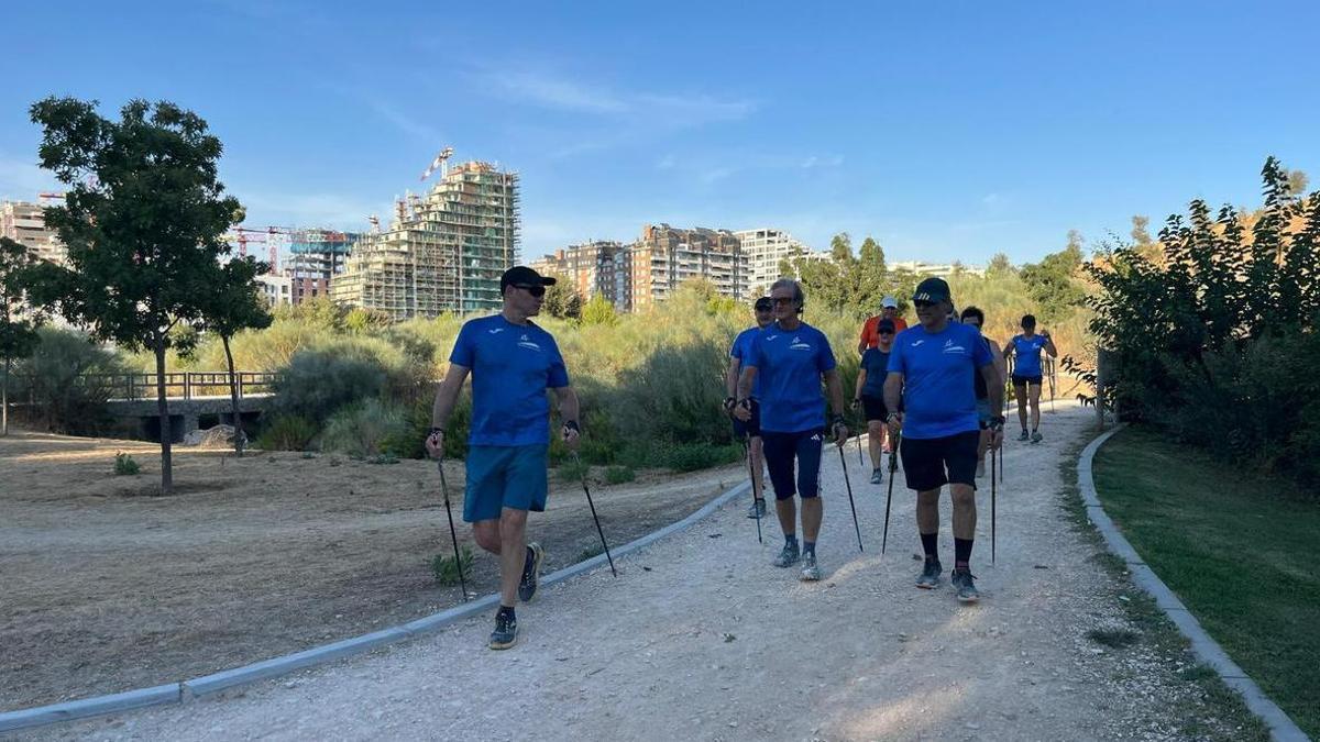 Un grup d'homes practicant la marxa nòrdica