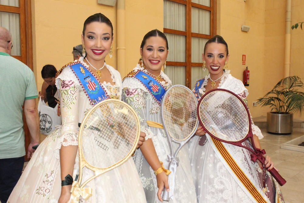 Marina, Sara, Rocío, Daniela y dos generaciones de embajadoras de la fiesta