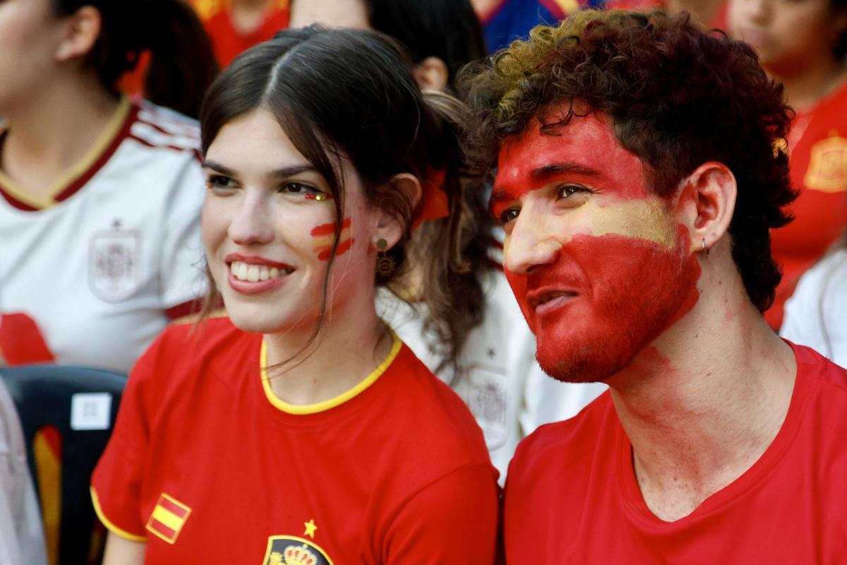 Las mejores imágenes de la afición española en la avenida Teniente Flomesta Las mejores imágenes de la afición española en la avenida Teniente Flomesta