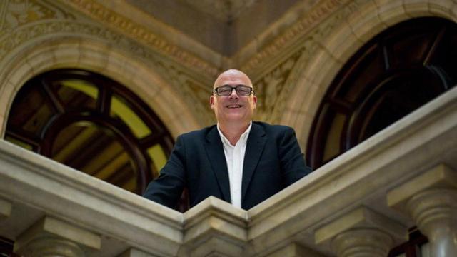 Lluís Corominas, en el edificio del Parlament.