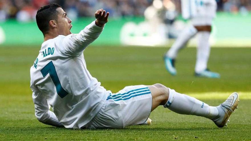 Cristiano Ronaldo protesta en el suelo una jugada el sábado en el partido ante el Barcelona en el Bernabéu.