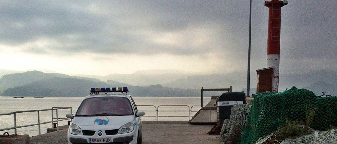 Una patrulla de la Policía Autonómica en el puerto de Raxó.