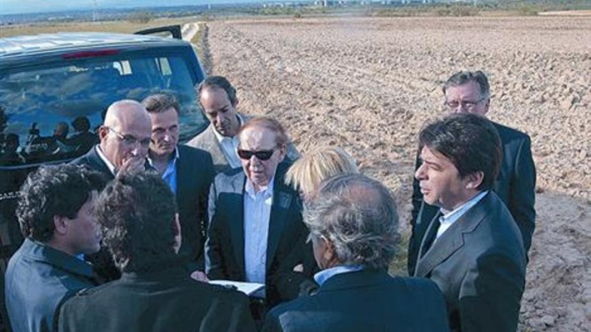 Adelson, con gafas de sol, junto a colaboradores y miembros de la candidatura madrileña, el día 6 en Alcorcón.